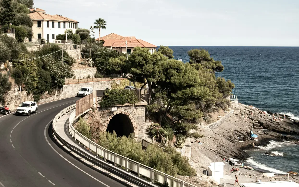Strada costiera italiana, simbolo della mobilità in auto