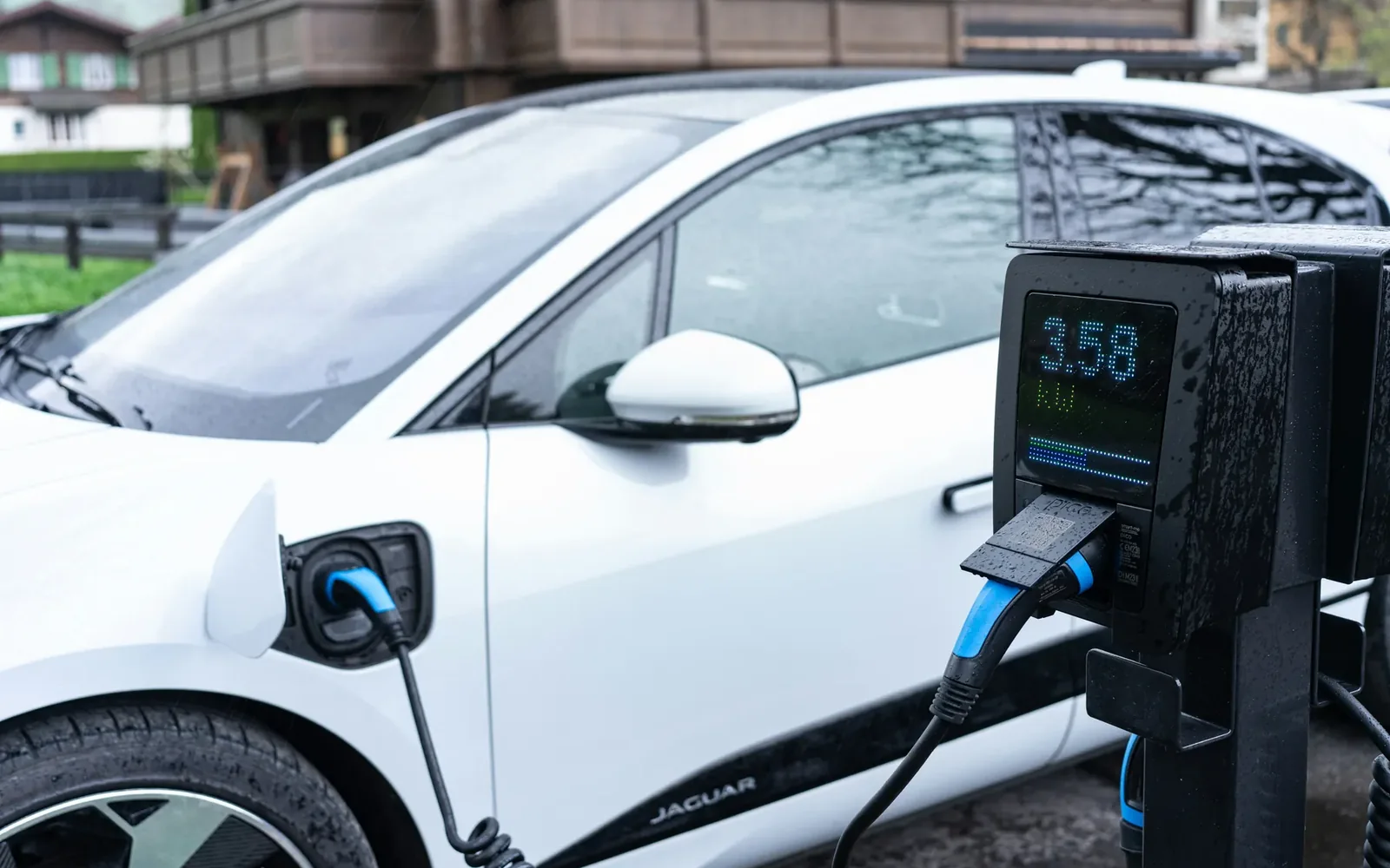 Assicurazione auto elettrica: cosa cambia e quali garanzie valutare